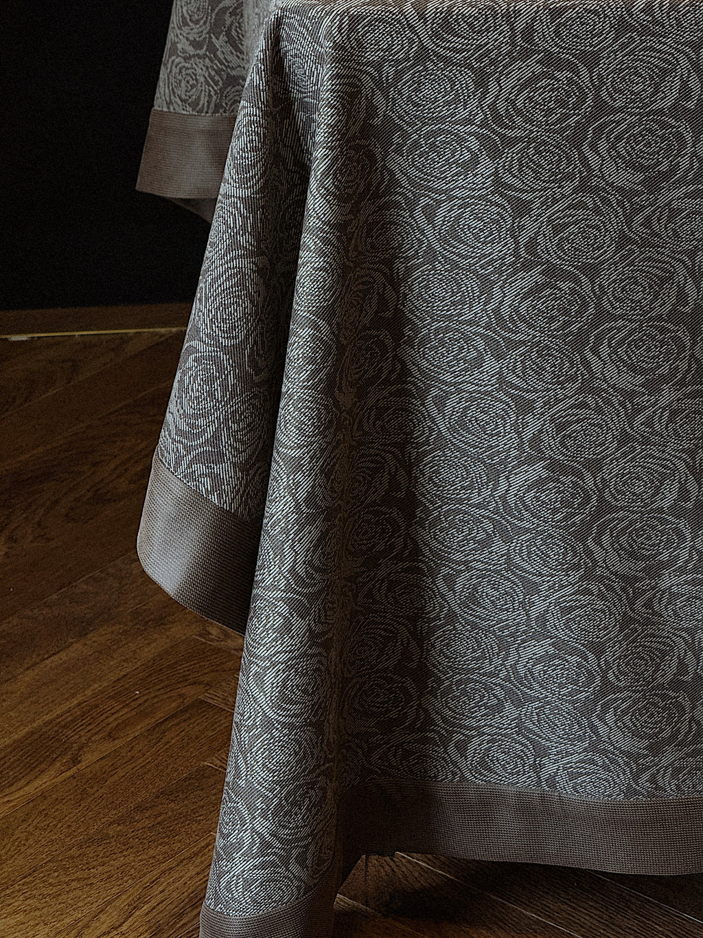 BEIGE PLUME TABLECLOTH