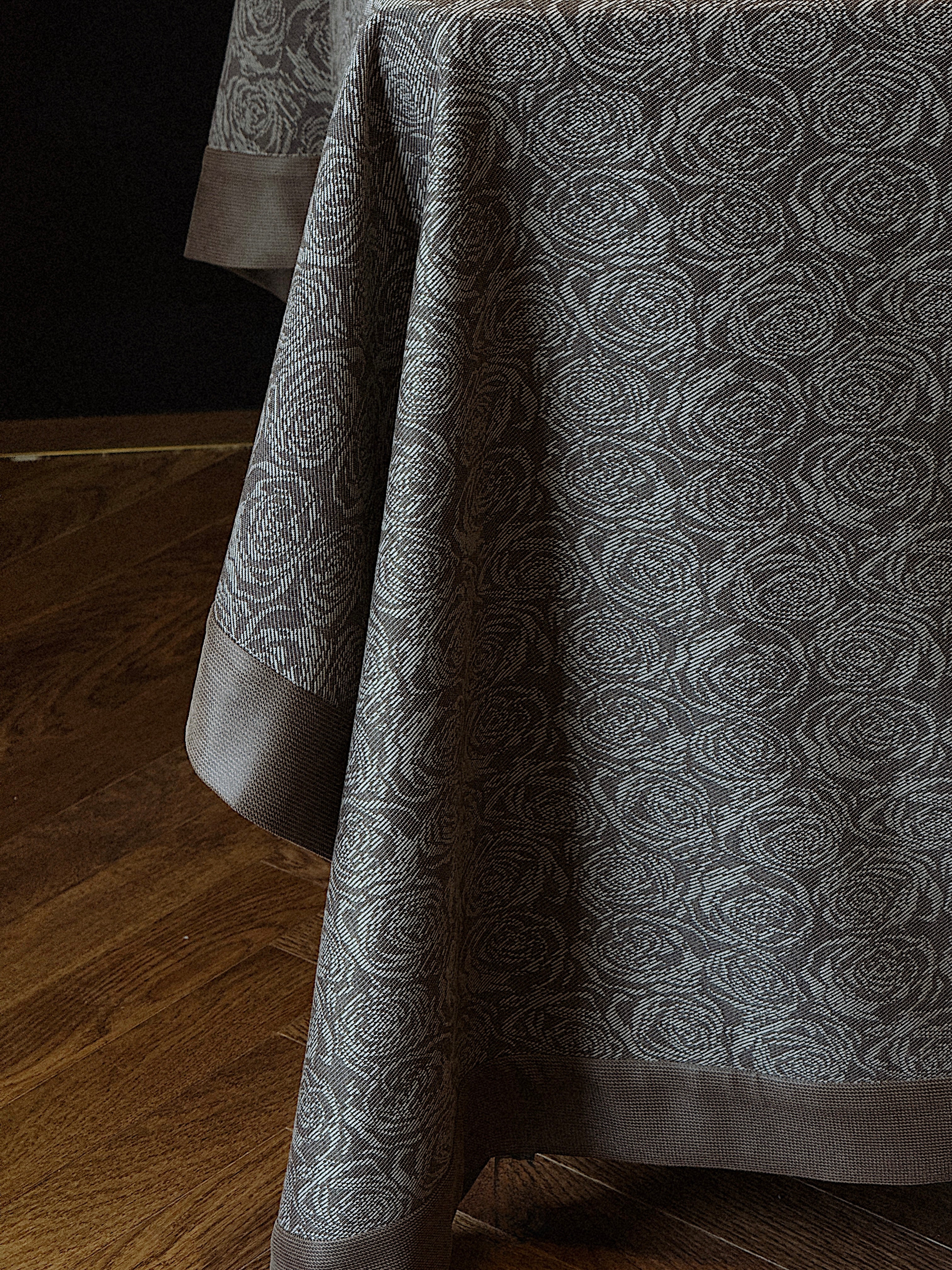 BEIGE PLUME TABLECLOTH