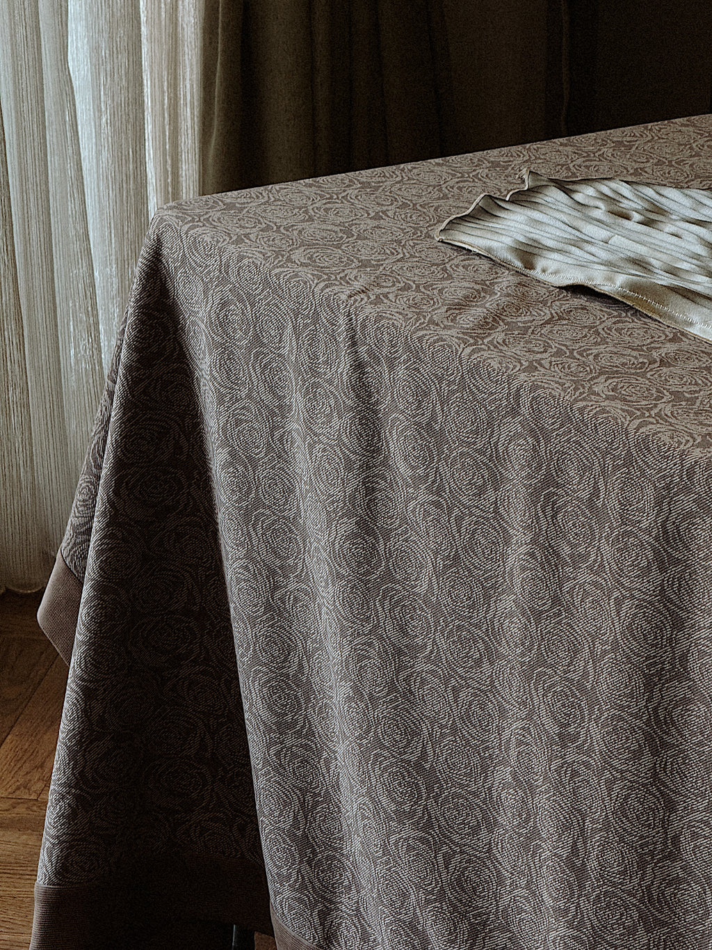 BEIGE PLUME TABLECLOTH