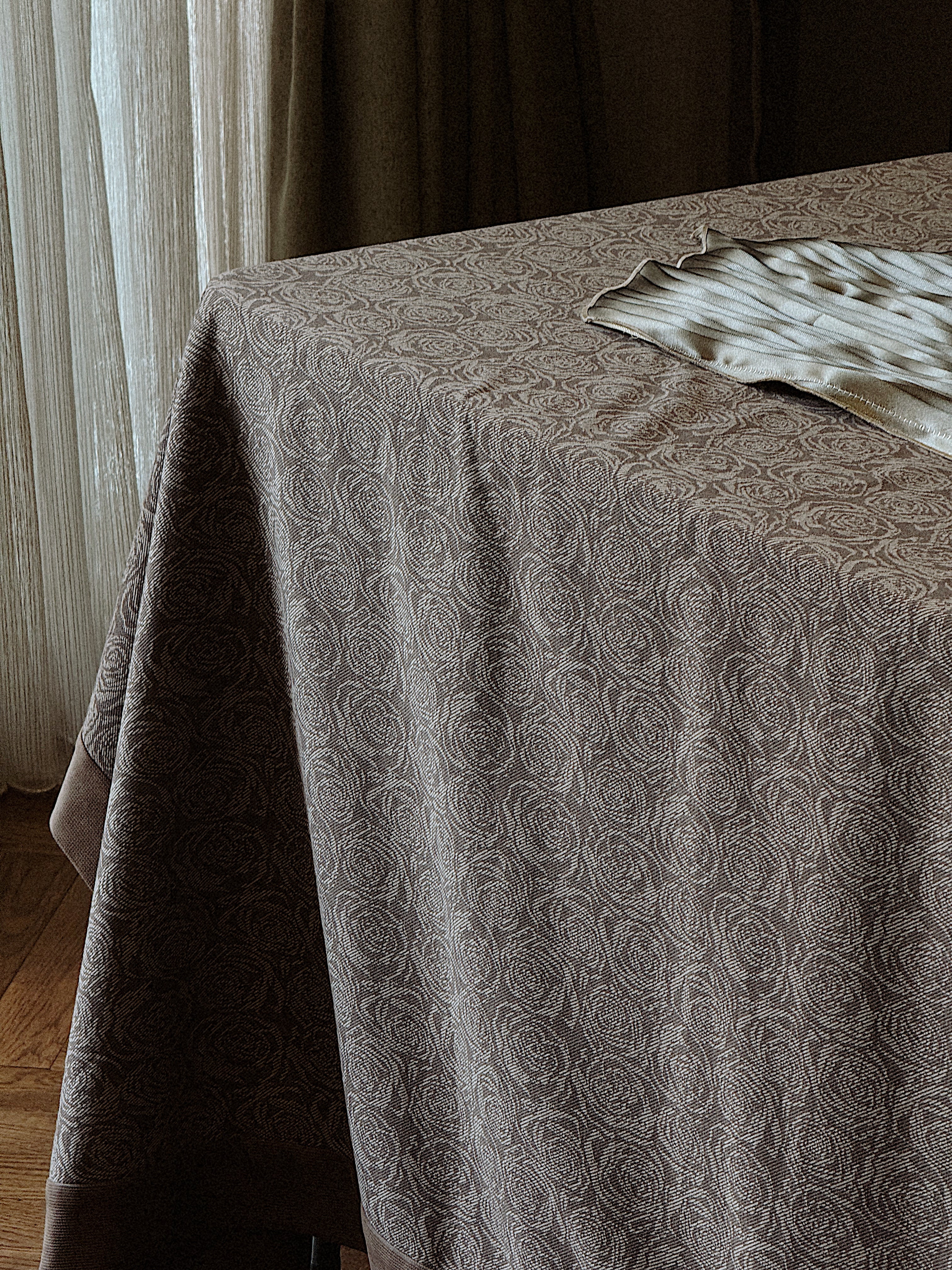 BEIGE PLUME TABLECLOTH